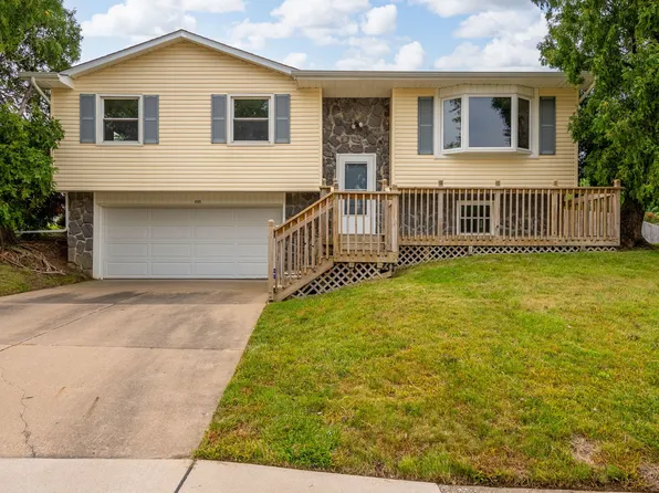 4105 Greenway Dr, Davenport, IA 52804