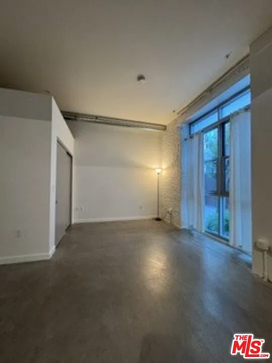 527 Molino St — Photo 3