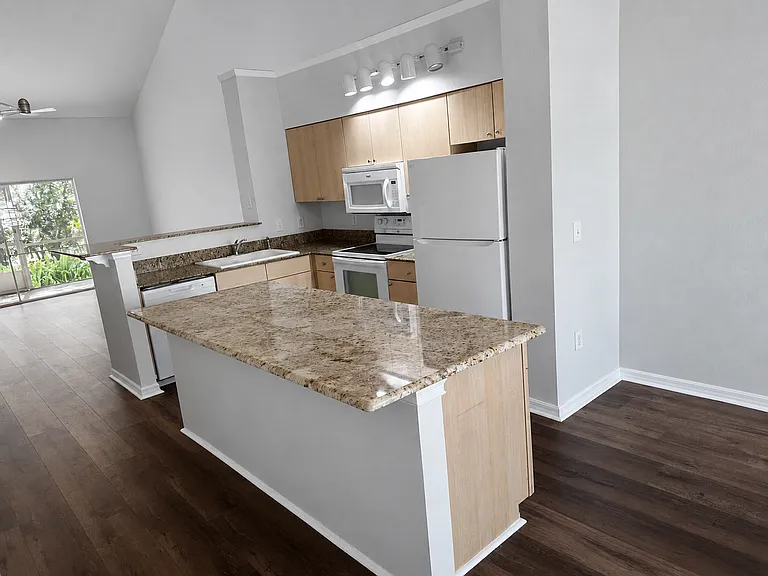 3549 Kings Rd #101 — Photo 5