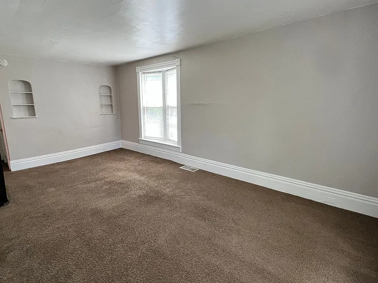 306 Hollister SE — Photo 4