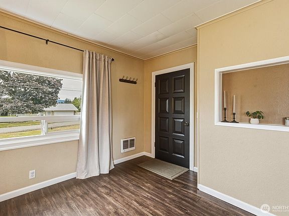 4th image of 131 Niblett Way