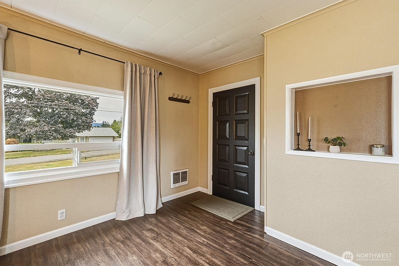 4th image of 131 Niblett Way