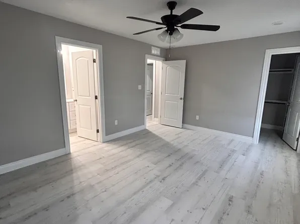 869 SE Hackberry Dr, Topeka, KS 66607