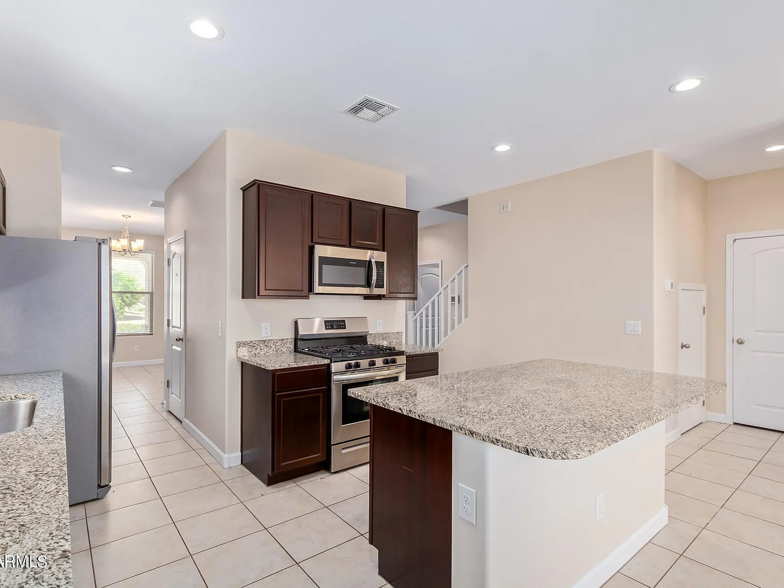 5 bed, 2.5 bath, 2716 sqft, $2,400 — Photo 3