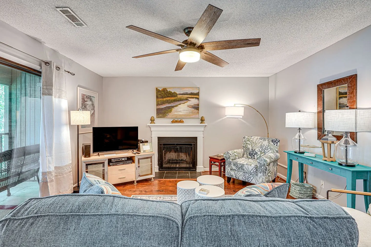 2 bed, 2.0 bath, 1054 sqft, $3,128 — Photo 2