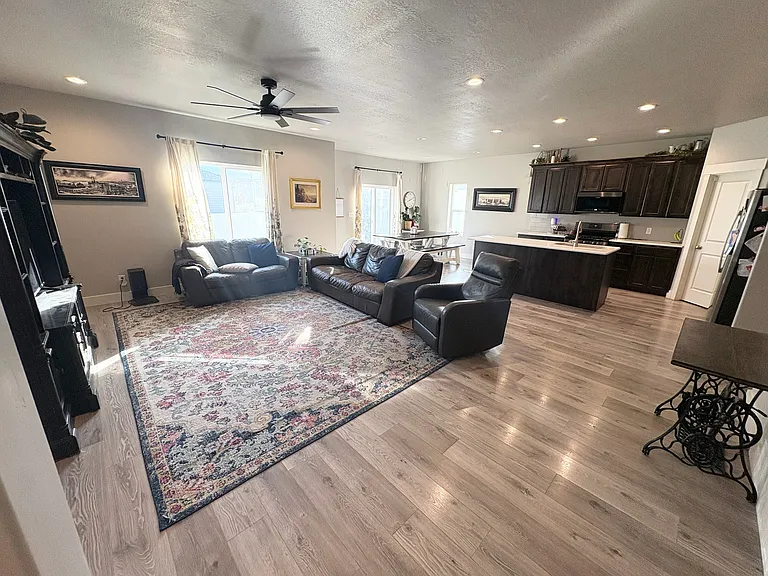 1128 N Coachman Ln — Photo 7