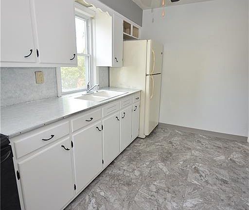 3rd image of 3102 Parklane Dr