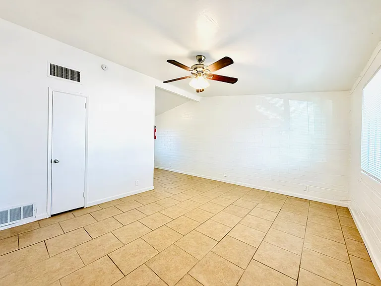 1 and 2 Bedrooms Available! Off Street Parking, Hard Flooring, Vaulted Ceilings, Central Air Cond... — Photo 15