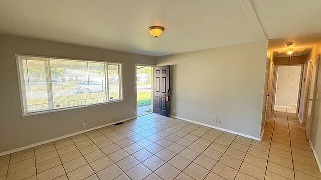 4 bed, 2.0 bath, 925 sqft, $1,525 — Photo 2