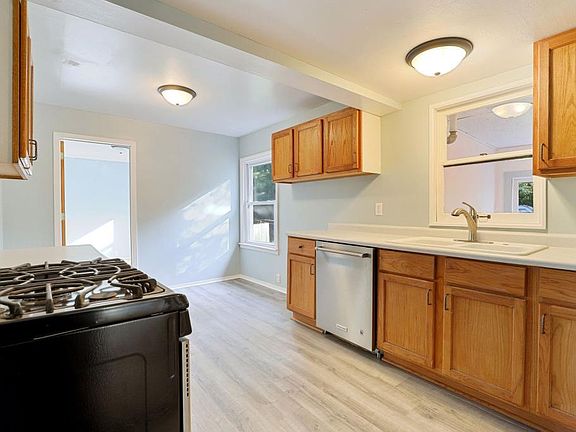 5th image of 186 McCarrons Blvd S