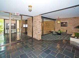 340 Claymoor APT 1B, Hinsdale, IL 60521