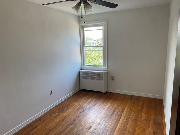 Medium back bedroom