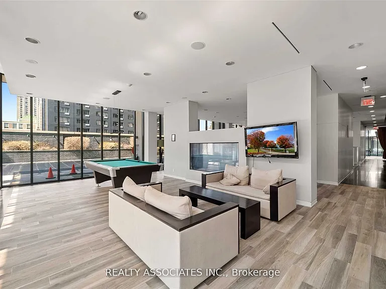 33 Charles St E #2210 — Photo 11
