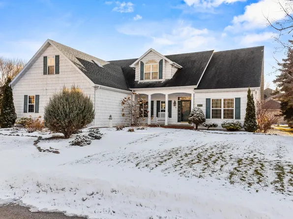 825 Yorkshire Rd, Neenah, WI 54956