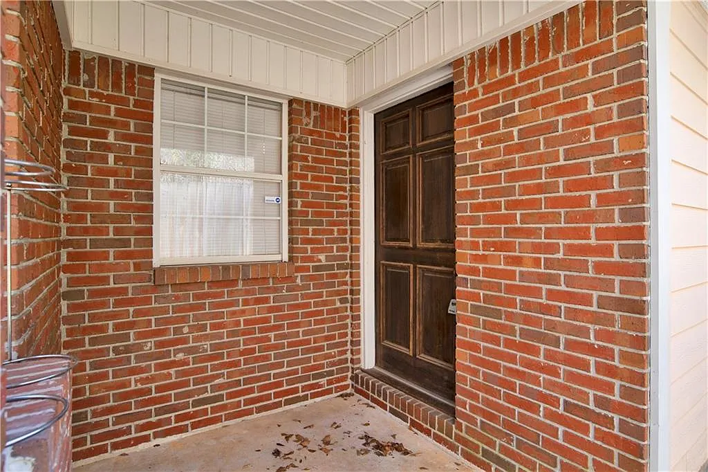3 bed, 2.0 bath, 1360 sqft, $1,400 — Photo 2