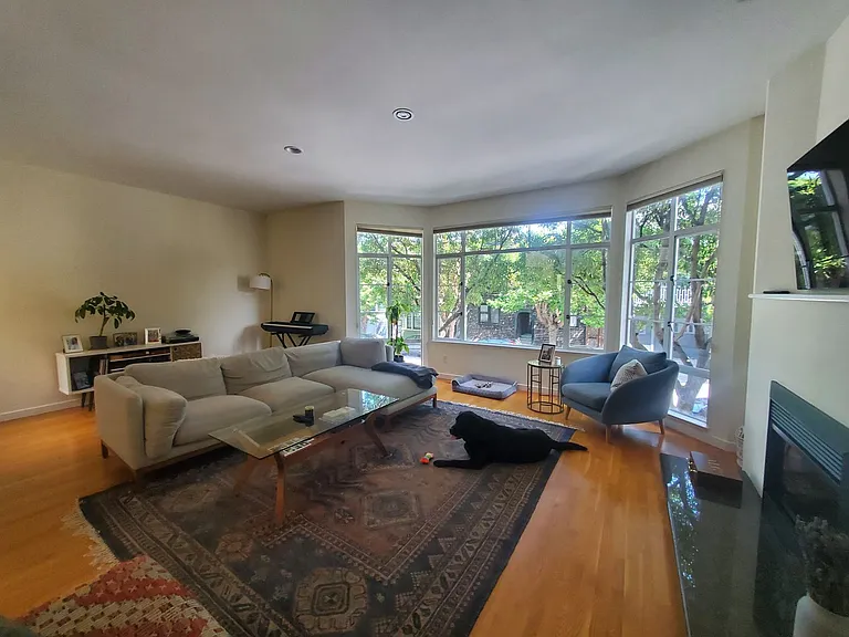 2133 Filbert St — Photo 4