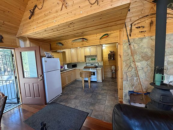 4th image of 38 N Box Canyon Rd