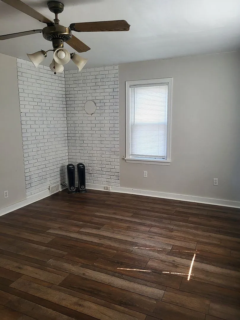 Three bedroom two bath with bonus room located in North Hills! — Photo 3