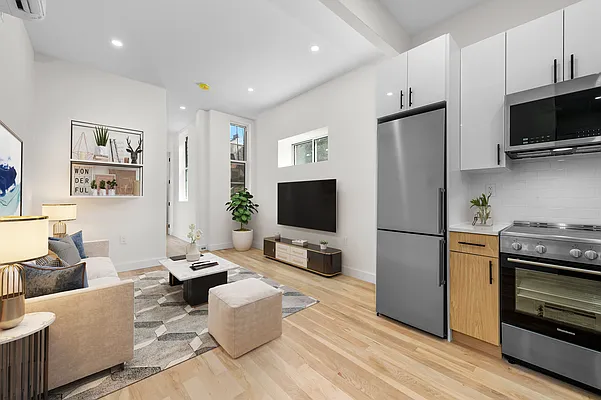 Rented by Manhattan Realty Group | media 8