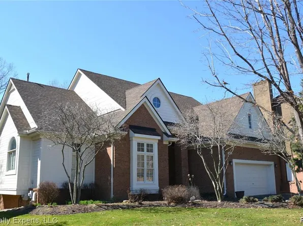 4674 Woodbine Cir, West Bloomfield, MI 48323