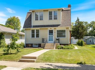 826 N Center St, Naperville, IL