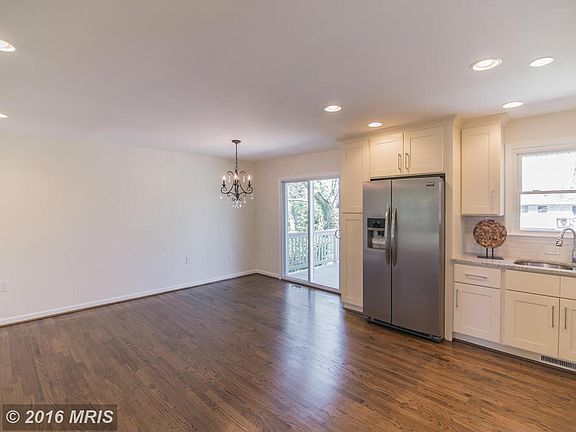 5th image of 958 Saint Johns Dr