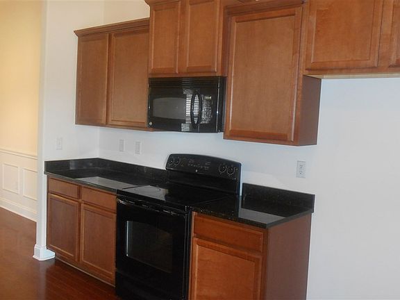 3rd image of 382 Thornapple Dr