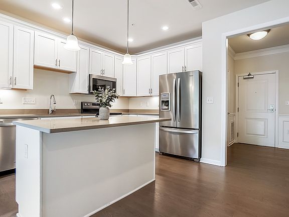 5th image of 1102 Pennington Dr #1102