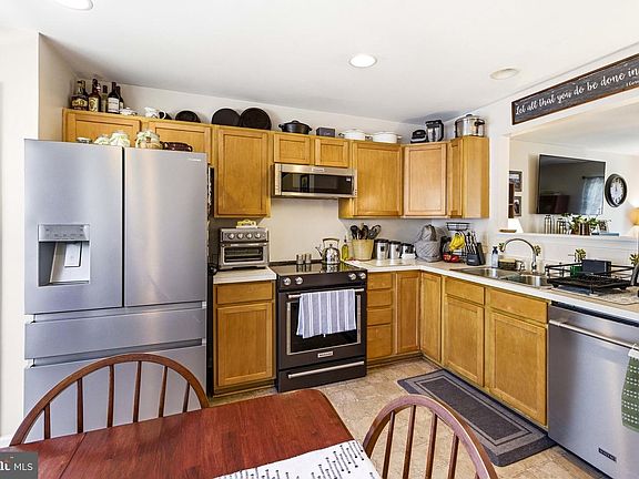 3rd image of 412 Pendleton Ln