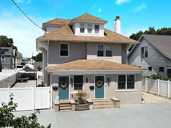 2nd image of 21507 Hollis Ave