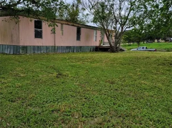 822 E Fannin St, Goliad, TX 77963