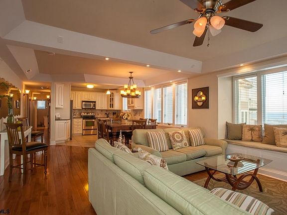 3rd image of 925 2nd St #2