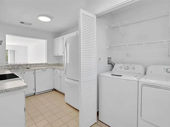9496 Palm Cir S, Hollywood, FL 33025