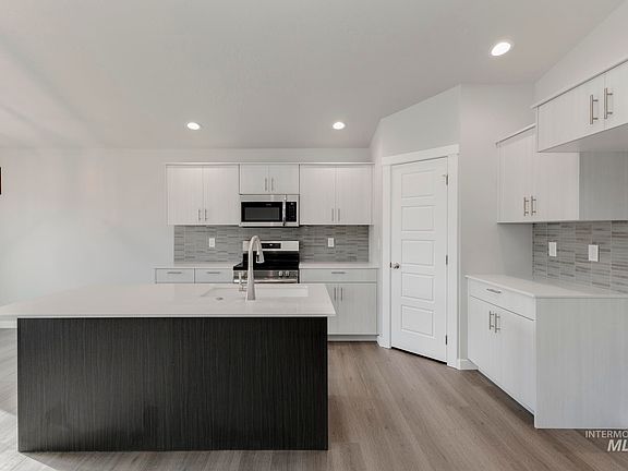 3rd image of 850 N Mirror Creek Way