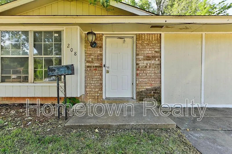 3 bed, 1.0 bath, 891 sqft, $1,099 — Photo 3