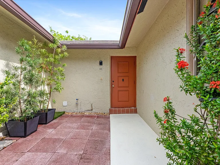 1821 NE 40th Ct #305 — Photo 4