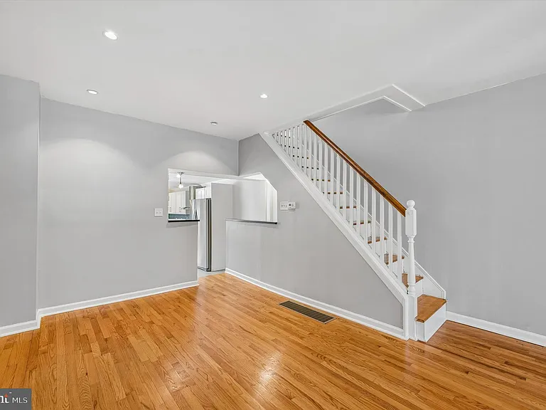 2042 E Huntingdon St — Photo 10
