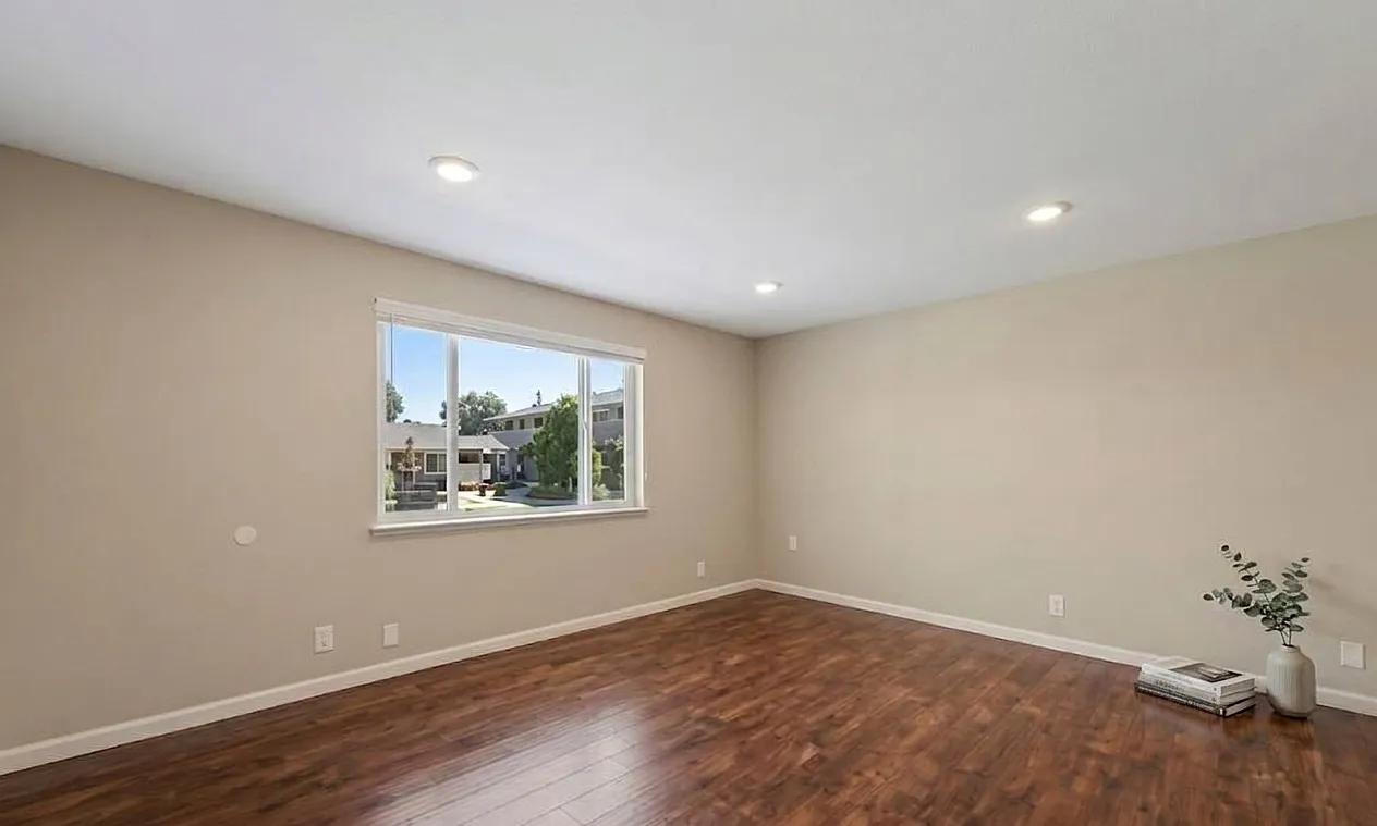 4950 Live Oak — Photo 2