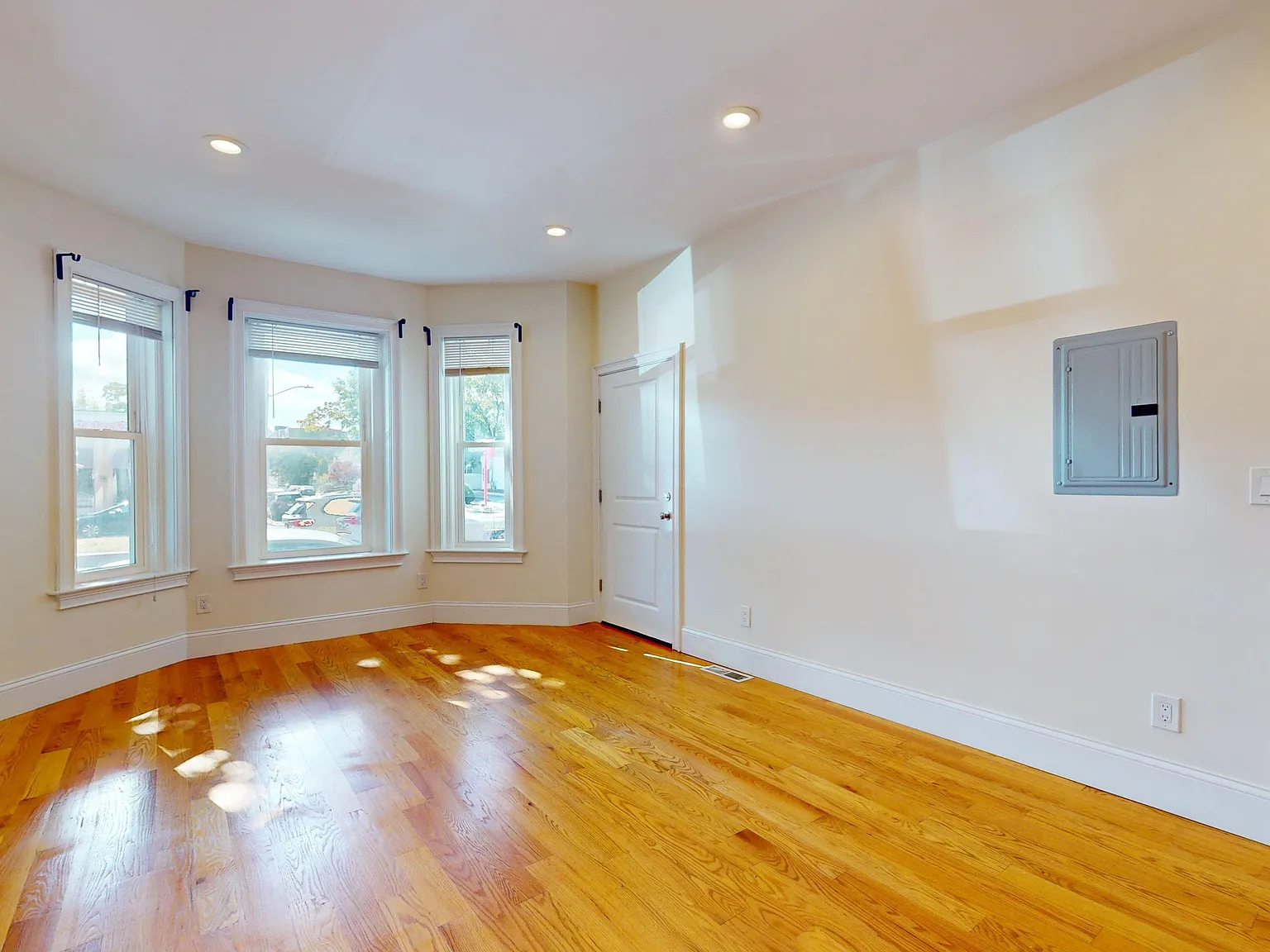 5 bed, 1980 sqft, $5,500 — Photo 2