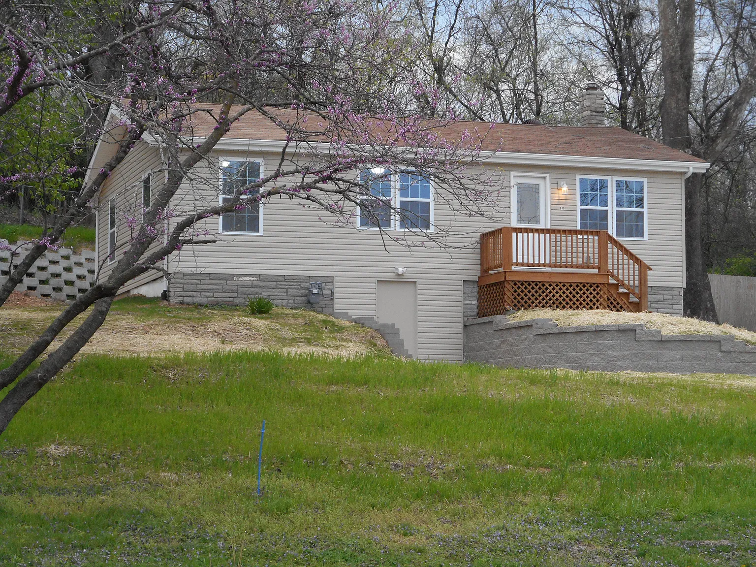 810 Forest Ave photo 1