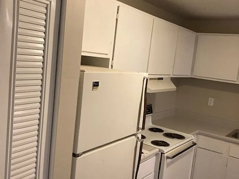 Hollow Hills Apartments — Photo 53