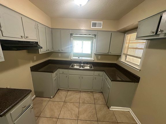 2nd image of 2574 Saint Elmo Ave