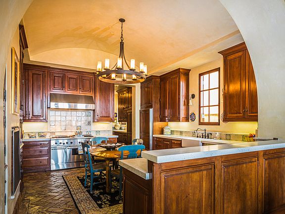 Arched ceiling in Kitchen