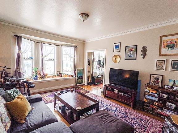 2nd image of 1371 Jackson St #101