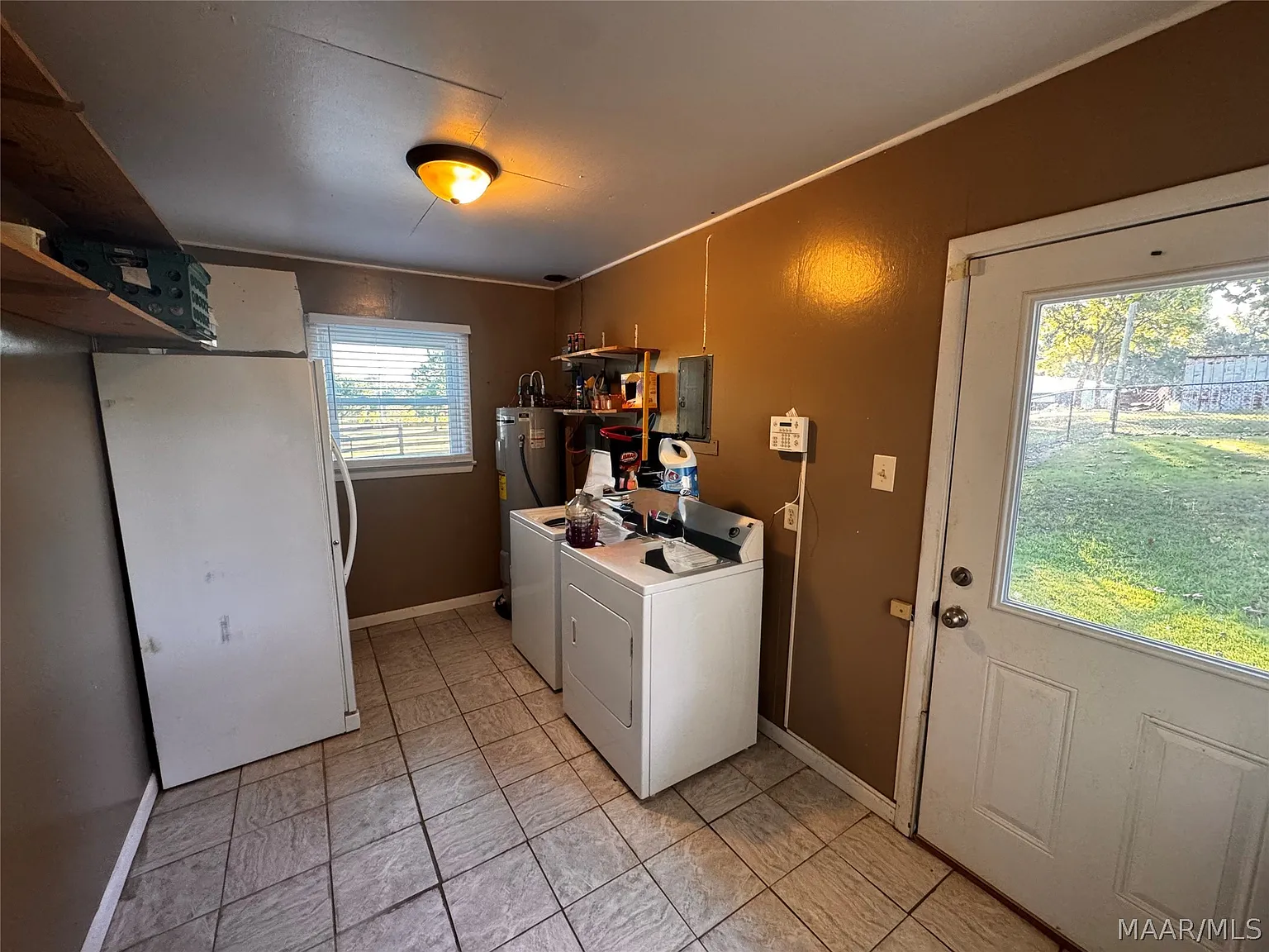 3 bed, 1.0 bath, 1200 sqft, $1,300 — Photo 3