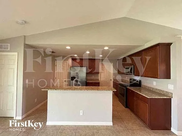2512 NW 19th Pl — Photo 6