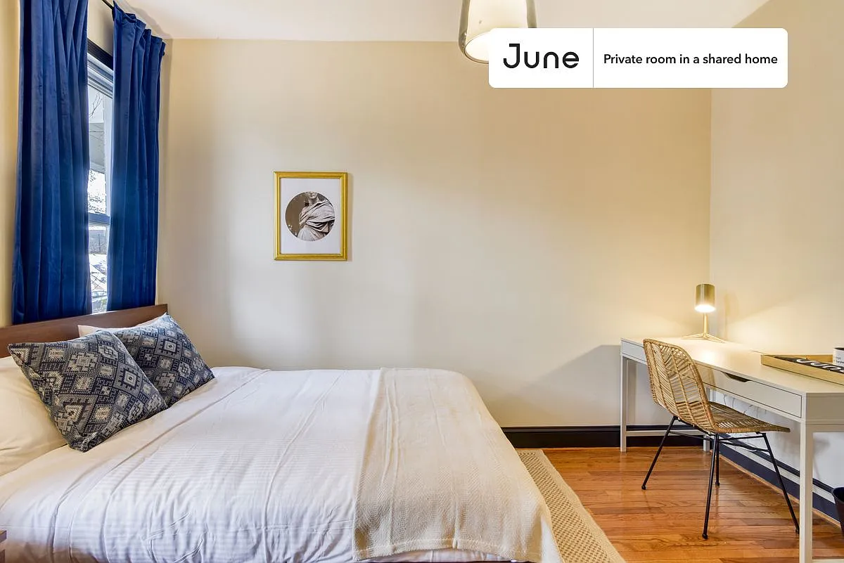Queen bedroom in 5 bed/2 bath home in Columbia Heights #175 1B — Photo 1