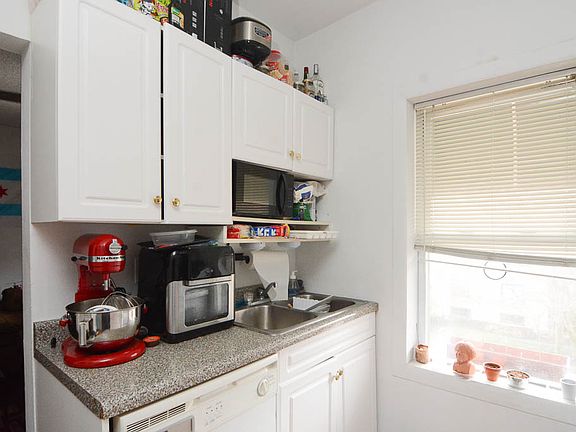 3rd image of 1636 W Montrose Ave #3W