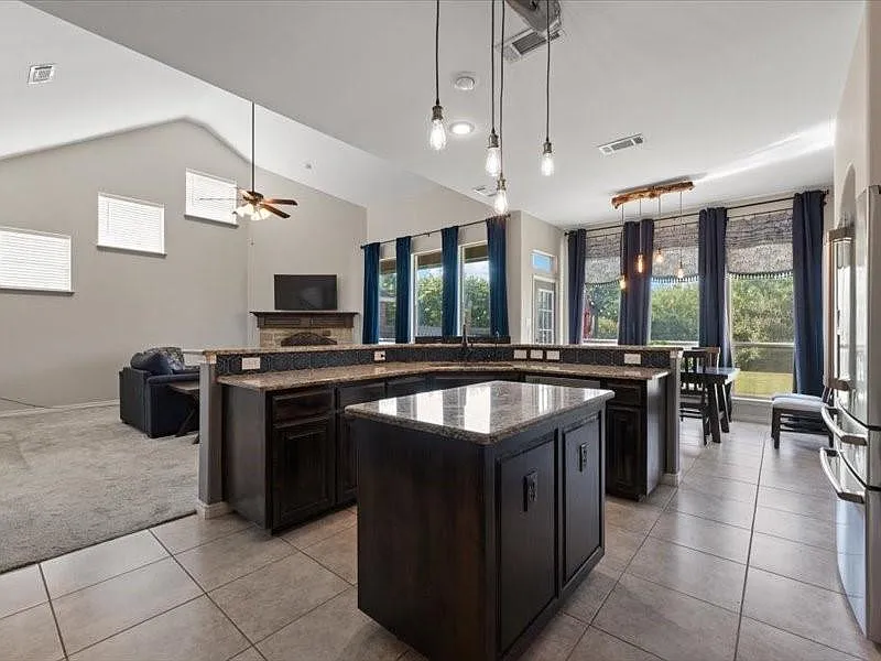 4 bed, 2.5 bath, 2769 sqft, $3,400 — Photo 4