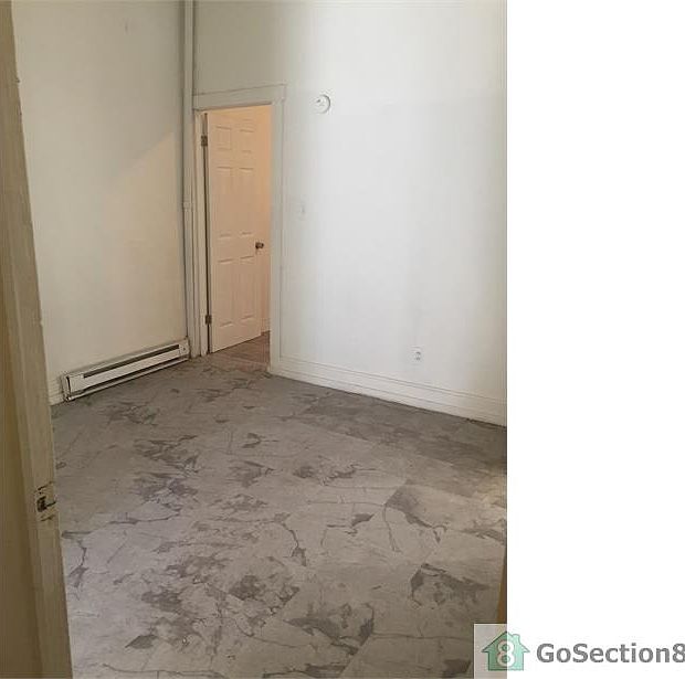 2nd image of 926 Buttonwood St APT 1